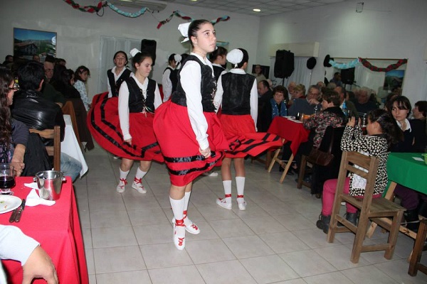 Las dantzaris de Euskal Sustraiak en la fiesta aniversario de la euskal etxea (fotoEE)